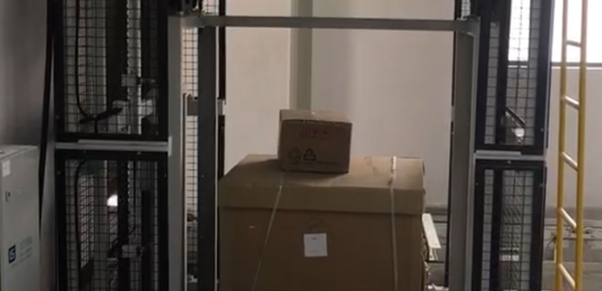 Roller conveyor, chain conveyor, vertical conveyor